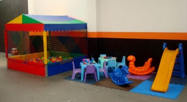 Piscina de Bolinhas com Área Baby